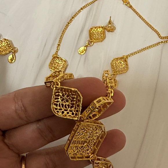 NWT Turkish designer Elegant Gold Necklace and Earring Set - Picture 7 of 7
